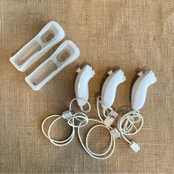 Bundle of 9 Wii Games, 3 Wii Nunchuks and 2 Controller Cases - Picture 8 of 9